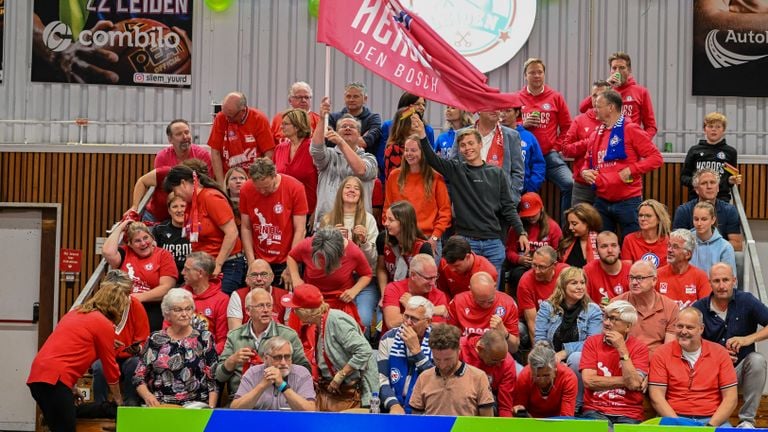 Fans uit Den Bosch waren naar Leiden afgereisd (foto: Kees Kuijt/OrangePictures).