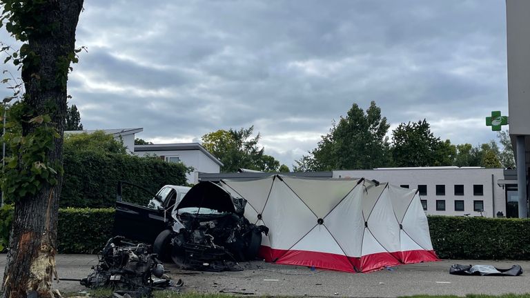 De auto kwam tot stilstand tegen een boom (foto: Bart Meesters/Meesters Multi Media/SQ Vision Mediaprodukties).