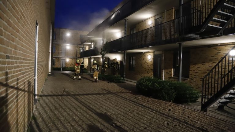 Bij de brand in Cuijk kwam aardig wat rook vrij (foto: SK-Media).