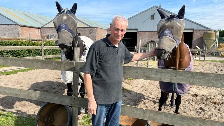 Victor Schellekens kan door de storing zijn paarden minder goed in de gaten houden (foto: Rogier van Son).
