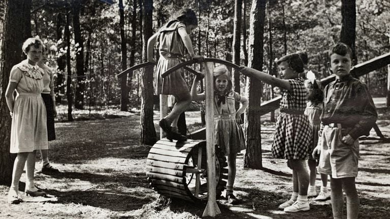 Sommige onderdelen van de speeltuin vind je nog steeds terug (foto: Eftepedia).