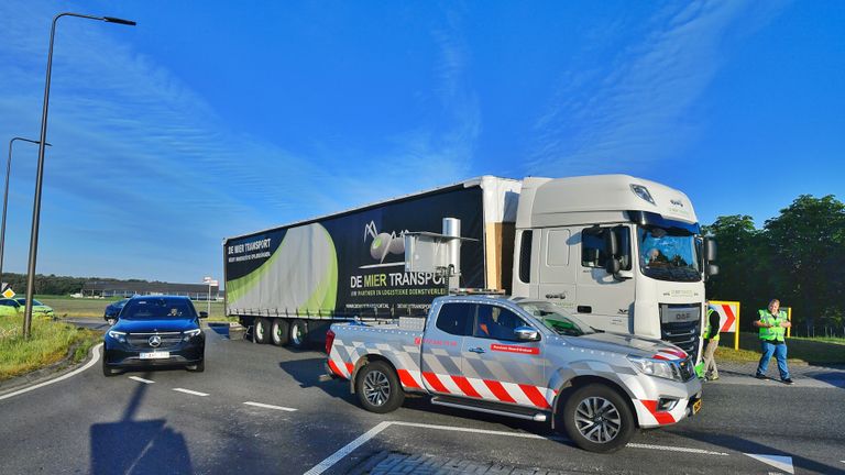 De vrachtwagen werd van de N69 geleid (foto: Rico Vogels / SQ Vision).