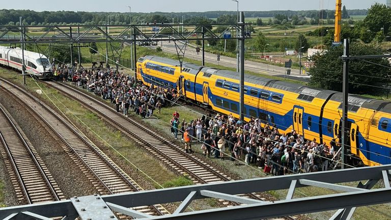 De reizigers werden uit de gestrande trein gehaald en konden met een andere trein verder (foto: 