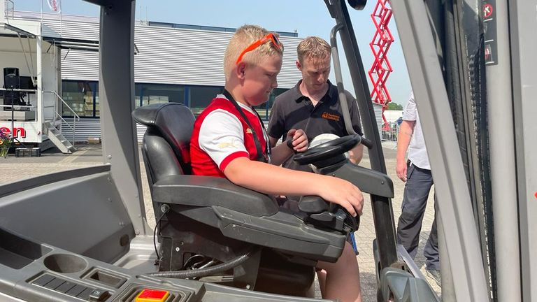 Hessel (9) zat als kind al bij zijn vader op schoot in de graafmachine.