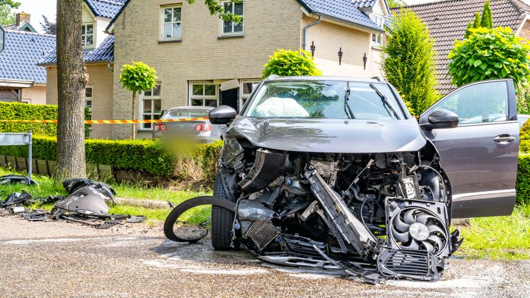 Ook de andere auto raakte zwaar beschadigd (foto: Jurgen Versteeg/SQ Vision).