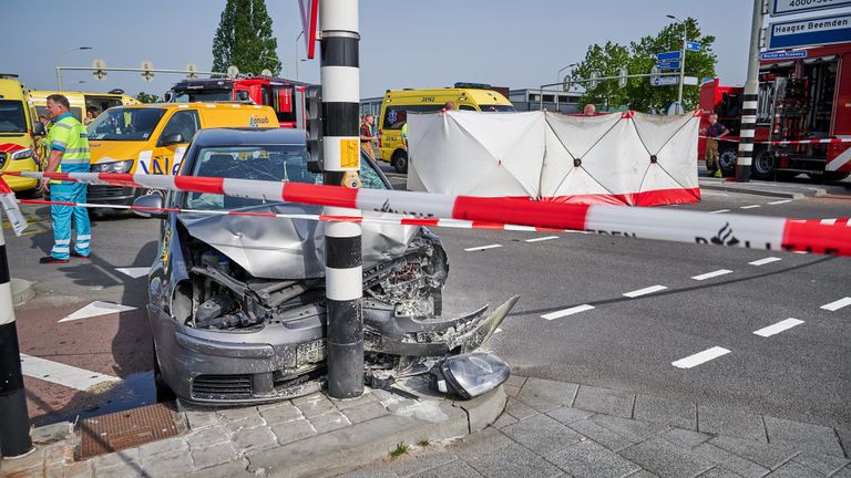 De motorrijder overleefde de harde botsing met de auto niet (foto: Tom van der Put/SQ Vision).