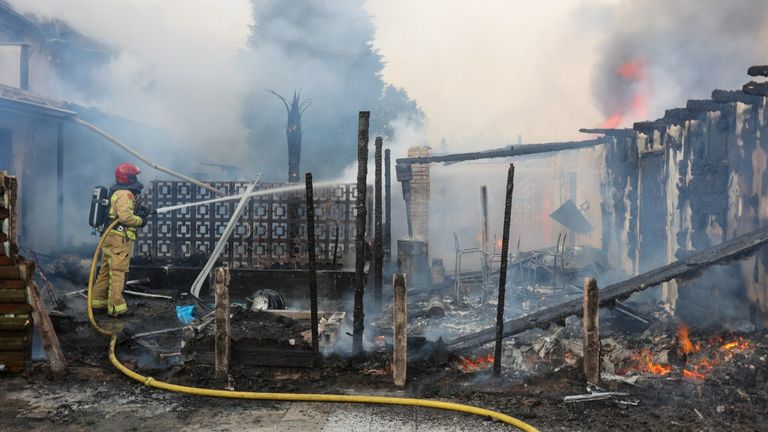 De brandweer is druk bezig het vuur aan de Cornelis Trooststraat in Eindhoven te bestrijden (foto: Arno van der Linden/SQ Vision).