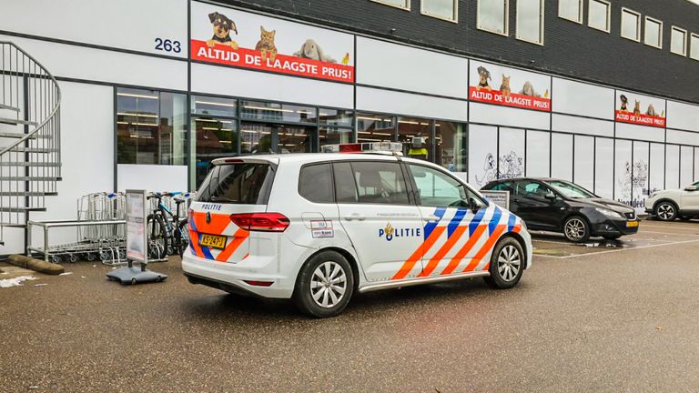 De overval in de Eindhovense dierenwinkel vond rond halftwaalf zondagochtend plaats (foto: Dave Hendriks/SQ Vision).