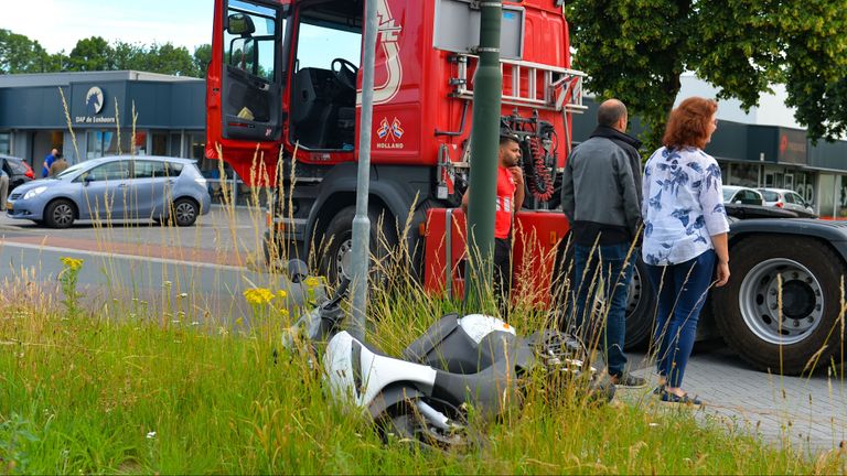 De aanrijding van de snorfietser vond maandagochtend  plaats op de Ommelseweg in Asten (foto: Walter van Bussel/SQ Vision).