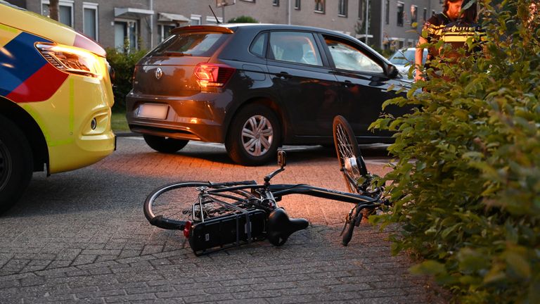 De fietsster is na de botsing in Breda naar een ziekenhuis gebracht (Perry Roovers/SQ Vision).