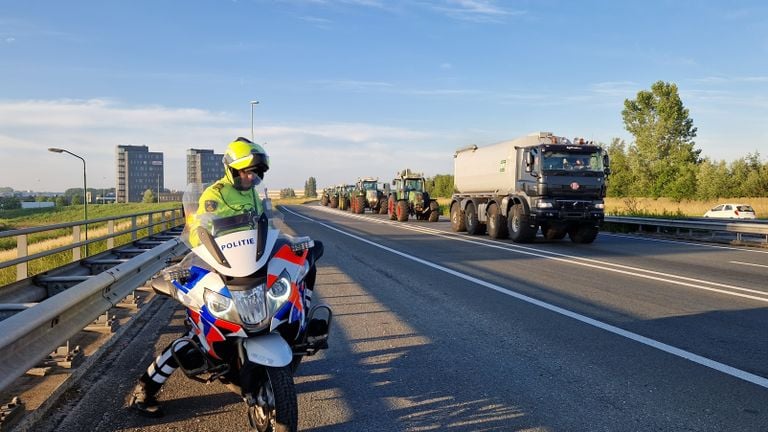 De stoet tractoren bij Veghel (foto: Noël van Hooft).