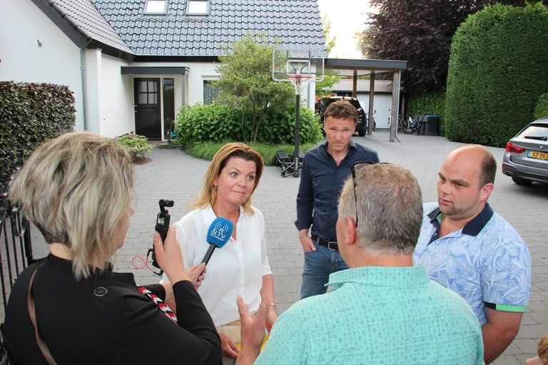 Een groep boeren trok naar het huis van stikstofminister Van der Wal om verhaal te halen (foto: ANP).