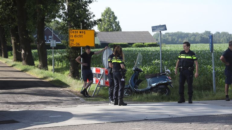 De politie onderzoekt hoe de aanrijding in Odiliapeel kon plaatsvinden (foto: Marco van den Broekl/SQ Vision).