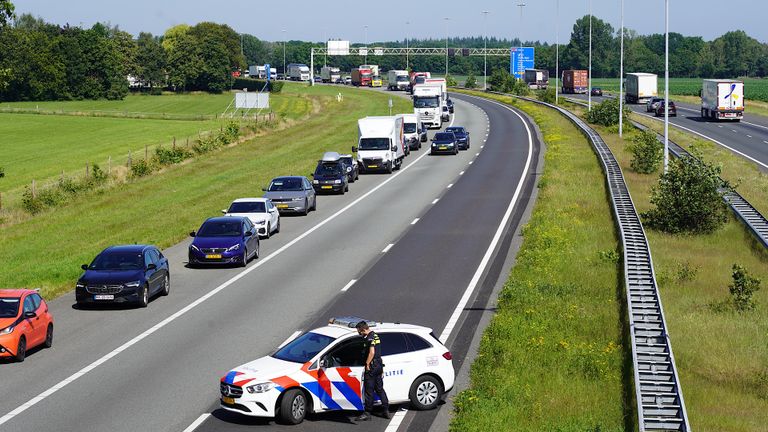 De afsluiting van de rechterrijstrook van de A58 leidde tot een kilometerslange file (foto: Jeroen Stuve/SQ Vision).