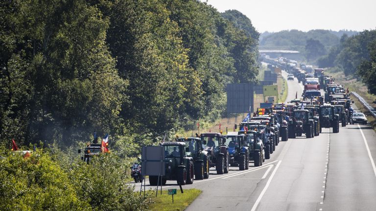 Boeren komen via de A1 aan in Stroe (foto: ANP/Sem van der Wal).