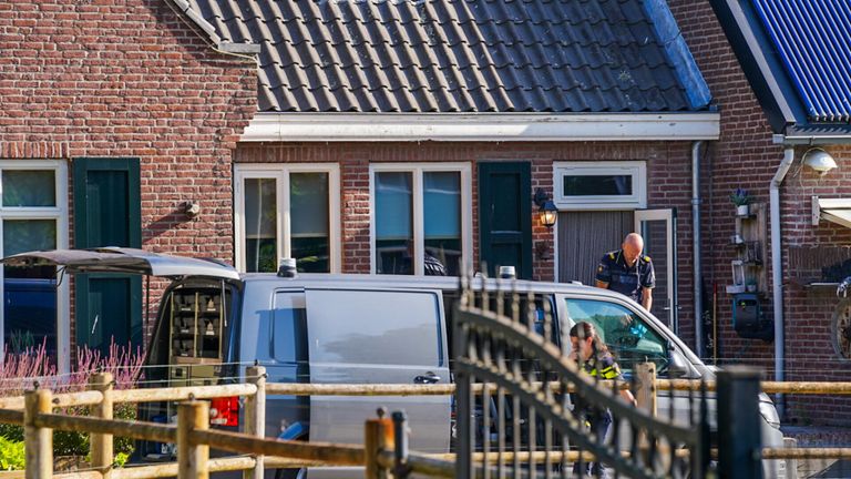 De politie doet onderzoek op de plek van de overval (foto: Dave Hendriks/SQ Vision).