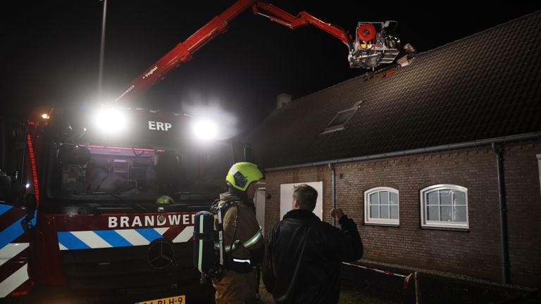 De bliksem sloeg in de schoorsteen van het huis aan de Hoek in Erp (foto: Marco van den Broek/SQ Vision).