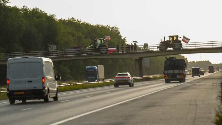 Boerenprotest boven de A67 bij Liessel (foto: Harrie Grijseels - SQ Vision).