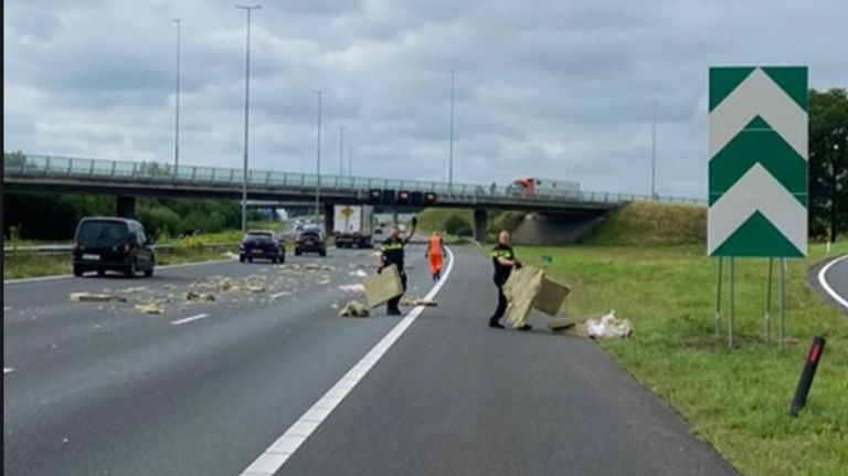  Isolatiemateriaal op de A16 (foto: Instagram Wijkagenten Breda Zuidwest).