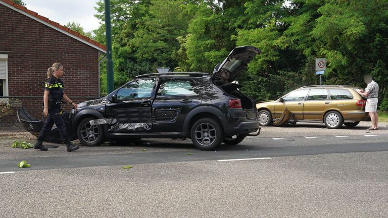 De auto's botsten op de kruising van de Hoofdstraat met de Sepulchrestraat in Budel-Dorplein (foto: WdG/SQ Vision).