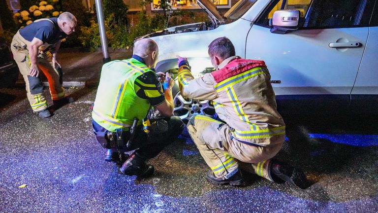 Door het snelle handelen van de agent bleef de schade aan de auto in Helmond beperkt (foto: Harrie Grijseels/SQ Vision).