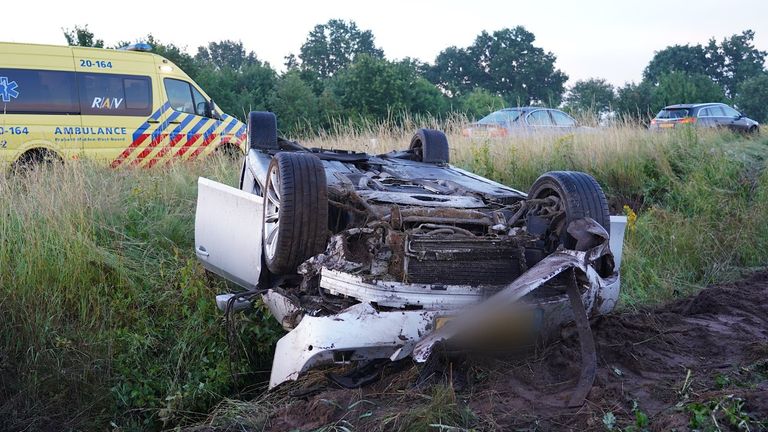 De auto eindigde ondersteboven in de sloot langs de Kapellekensbaan in Alphen (foto: Jeroen Stuve/SQ Vision).