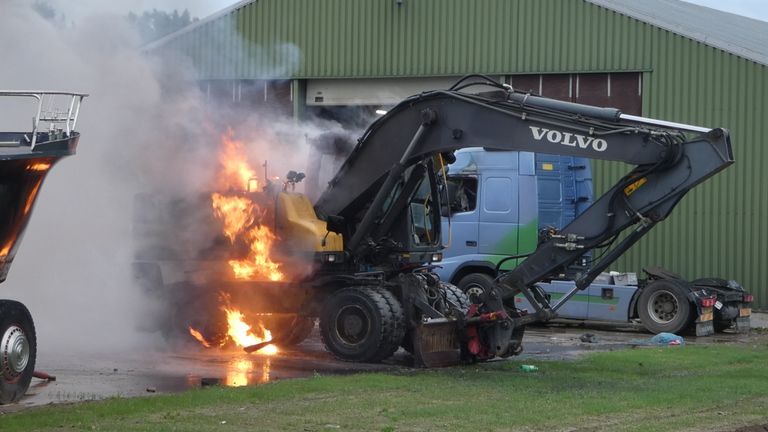 De graafmachine in Lith werd door brand verwoest (foto: Thomas Lindner).