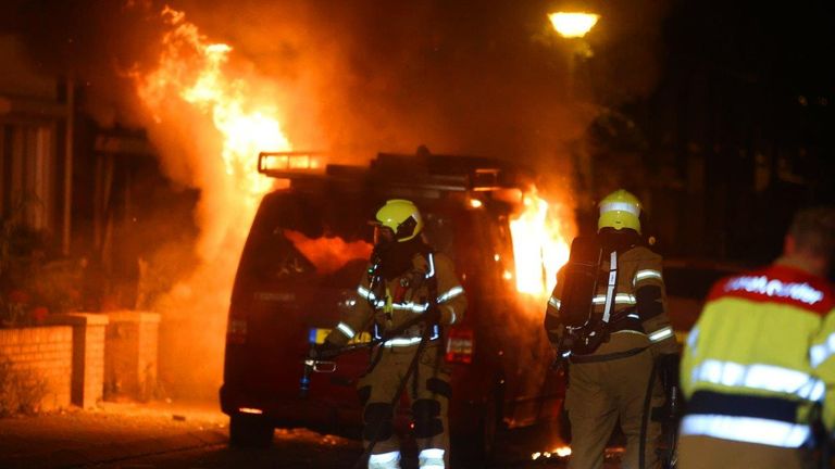 De vlammen sloegen uit de bedrijfsbus aan de Meester Driessenstraat in Vlijmen (foto: Bart Meesters).