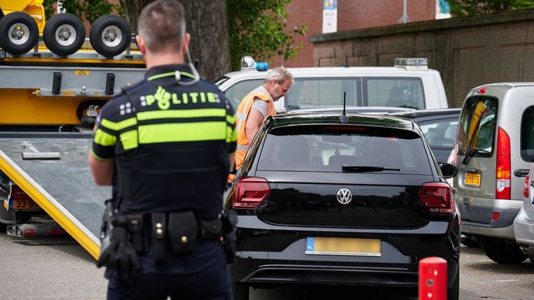 Op de parkeerplaats van een zwembad bij het Van Sonsbeeckpark in  Breda werd een auto getakeld (foto: Tom van der Put/SQ Vision).