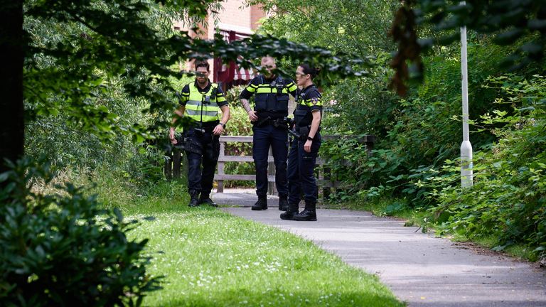 Agenten in het Van Sonsbeeckpark in Breda (foto: Tom van der Put/SQ Vision).