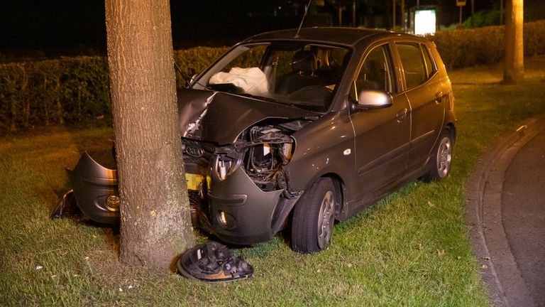 De schade aan de auto is aanzienlijk na de botsing langs de rotonde in Roosendaal (foto: Christian Traets/SQ Vision).