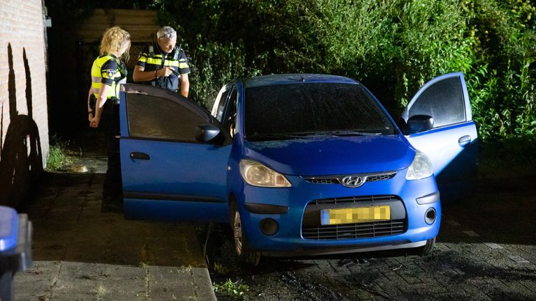 Hoe de autobrand in Steenbergen kon ontstaan, wordt onderzocht (foto: Christian Traets/SQ Vision).