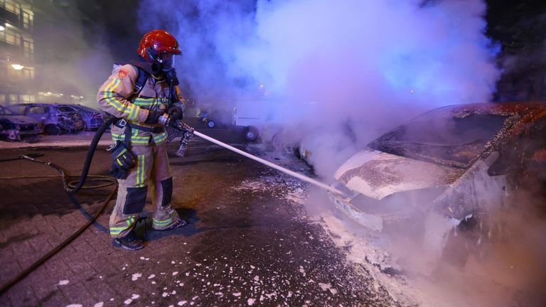 Op de parkeerplaats voor de flat aan de Urkhovenseweg brandden liefst acht auto's uit (foto: Arno van der Linden/SQ Vision).