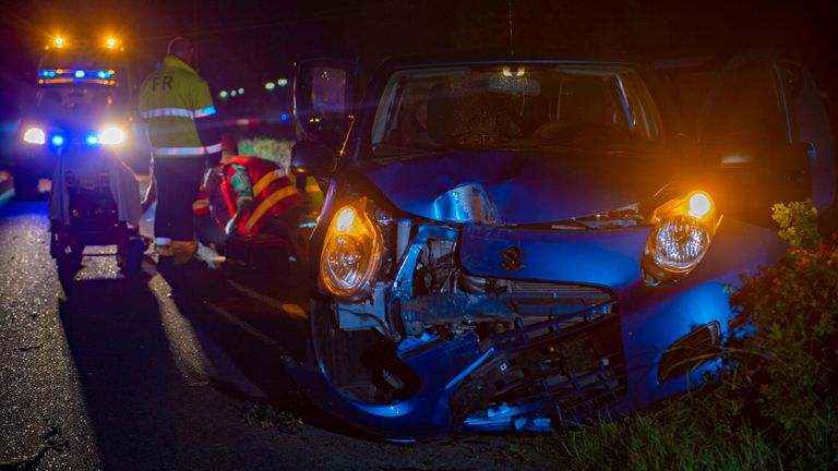 De gecrashte auto waarin de vrouw zat, werd geraakt door een andere automobilist (foto: Walter van Bussel/SQ Vision).