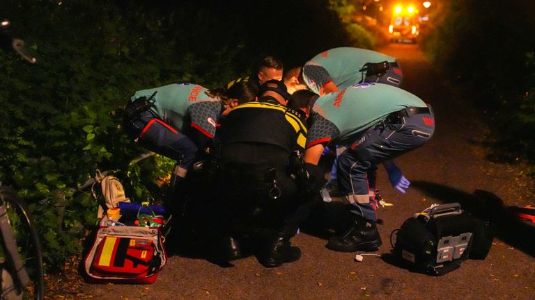 De gevallen fietser is naar een ziekenhuis gebracht (foto: Harrie Grijseels/SQ Vision).