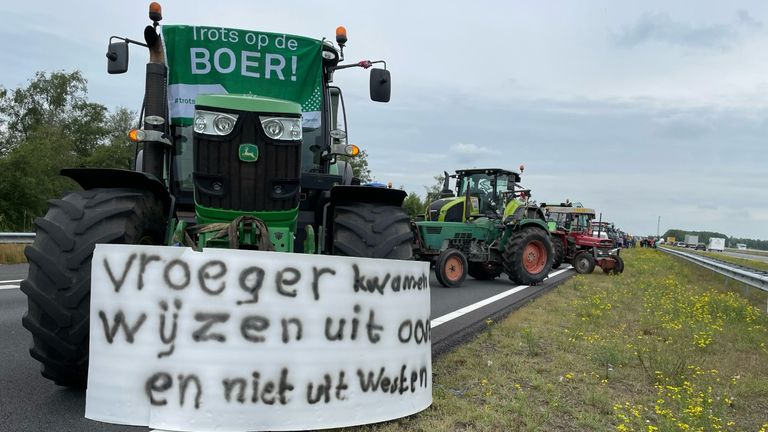 Boeren met een boodschap op de A67 (foto: Noël van Hooft).