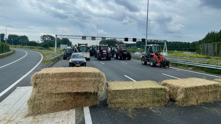 Balen hooi op de snelweg A2 (foto: Bart Meesters/SQ Vision Mediaprodukties).