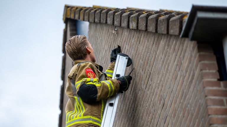 De reddende engel van de brandweer (foto: Christian Traets/SQ Vision Mediaprodukties).