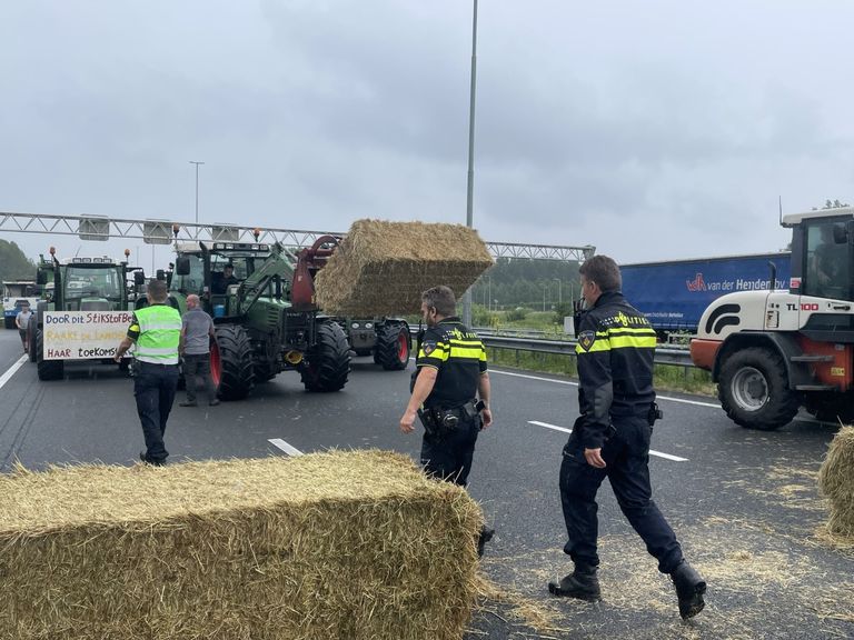 Blokkades worden weggehaald op de A2 (foto: Raymond Merkx).