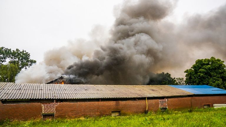 De schuurbrand aan de Laarbroek in Asten (foto: Dave Henrdiks/SQ VIsion).