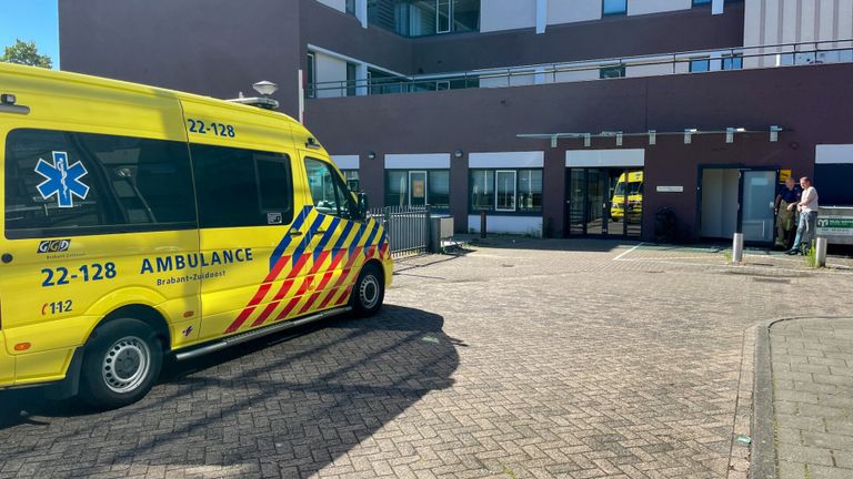 He slachtoffer was bezig met werkzaamheden bij een gebouw aan de Kasteel-Traverse in Helmond (foto: Harrie Grijseels/SQ Vision).