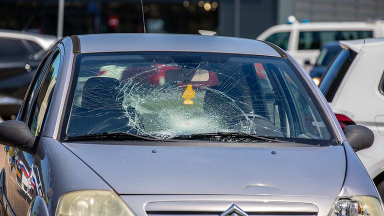 Zowel de auto als de scooter raakten aanzienlijk beschadigd bij de botsing in Roosendaal (foto: Christian Traets/SQ Vision).