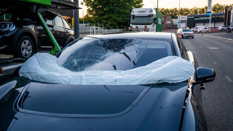 De vrachtwagenchauffeur werd op de Lodewijkstraat in Eindhoven geraakt door een langsrijdende automobilist (foto: Dave Hendriks/SQ Vision).