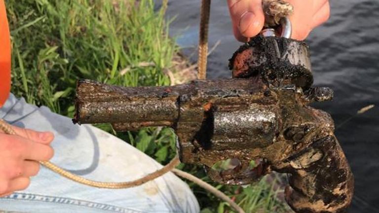 Vers uit het water gevist pistool (foto: Mitch van Gogh) 