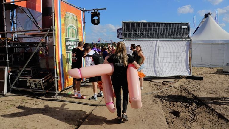 De organisatie draagt de piemels naar het podium.