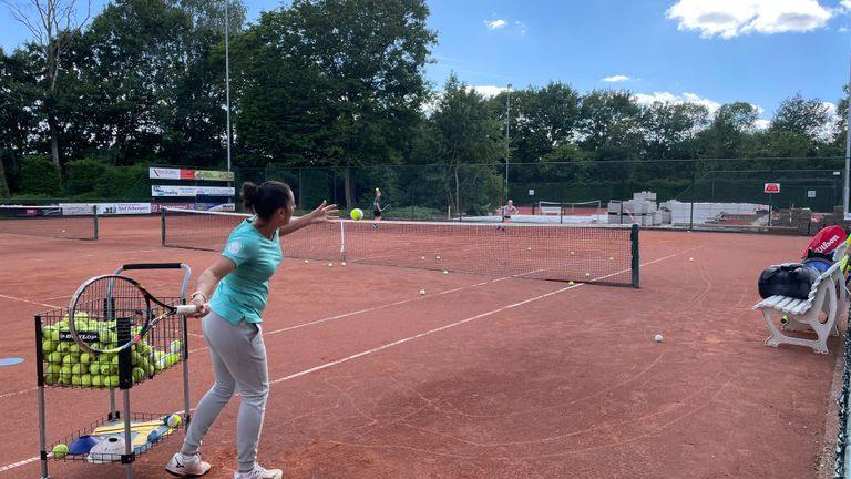 Van Rijthoven zetten zijn eerste stappen op het tennisveld bij TV Vierhoven (foto: Imke van de Laar).