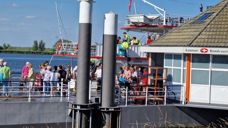 De passagiers worden aan land gebracht (foto: Noel van Hooft).