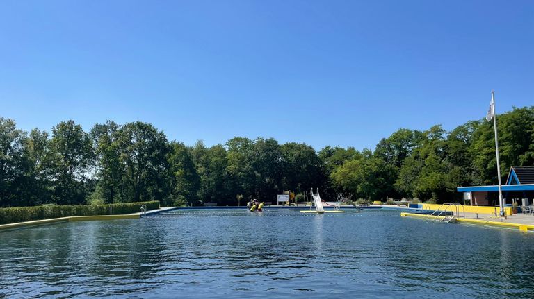 Medewerkers werken hard om de baden schoon te krijgen.