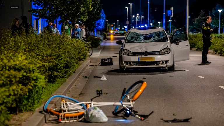 De fietser zou zijn geraakt toen die de weg wilde oversteken (foto: Jack Brekelmans/SQ Vision).