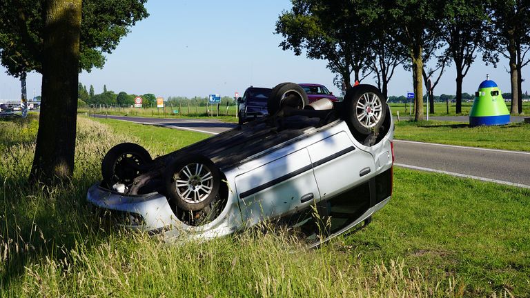 Auto over de kop langs A58 (foto: Jeroen Stuve - SQ Vision).